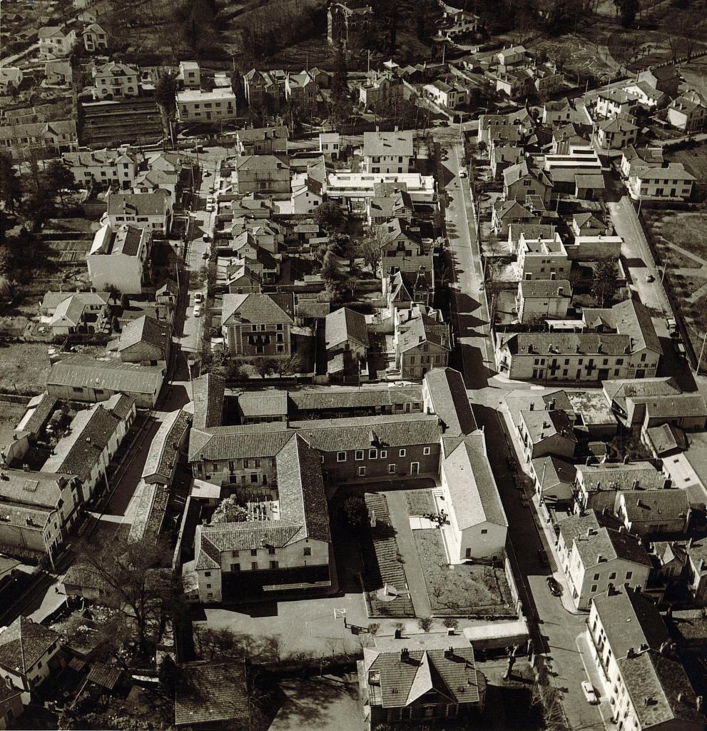 Vue aérienne de de l'Institut Saint-Joseph depuis l'est.