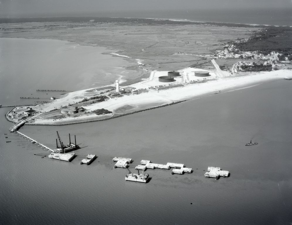 Vue aérienne, août 1966 : remise en état du môle d'escale pour l'avant-port pétrolier.