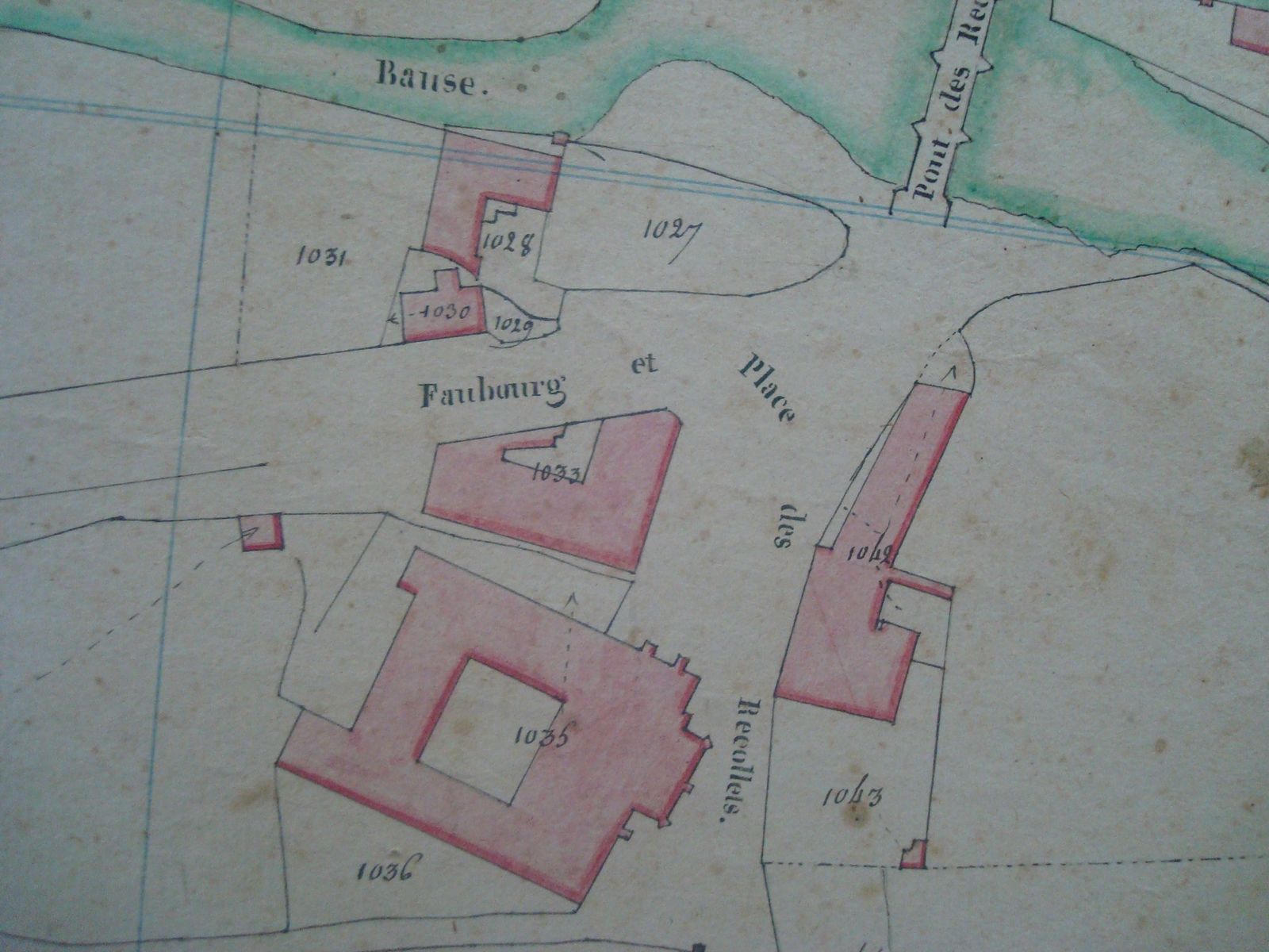 Plan géométrique de la ville d'Aubusson dressé par le géomètre Charrière en 1812 : sur la parcelle 1042, face au couvent des Récollets, la manufacture de tapis Sallandrouze de Lamornaix, à l'emplacement de laquelle fut bâti l'hôtel (AN)