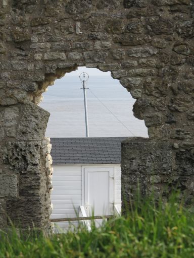 Porte dans les vestiges de la tour Blanche.