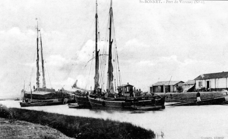 Gabares au port de Vitrezay vers 1908.