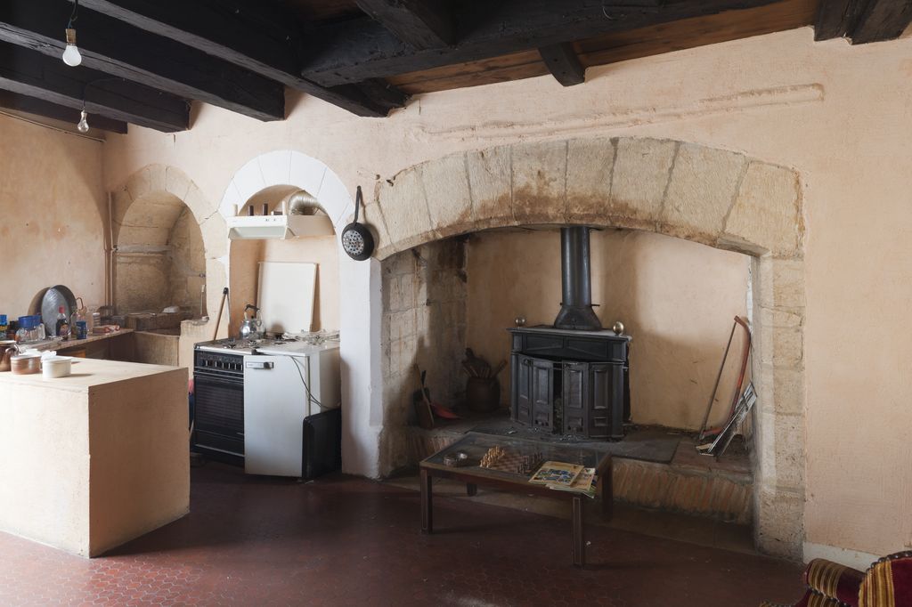 Cuisine d'une maison du XIVe siècle (?) de Montignac : à gauche, évier encastré dans un placard mural, à droite cheminée à plate-bande cintrée.