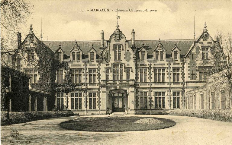 Carte postale : façade principale du château.