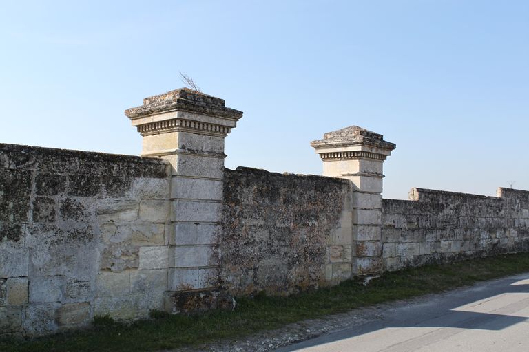 Mur de clôture au nord du château : ancien portail à piliers.