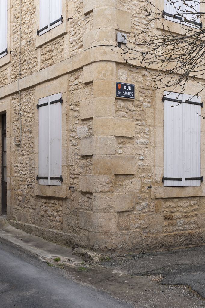 Maison du XIXe siècle de Montignac : détail de l'angle adouci des deux façades.