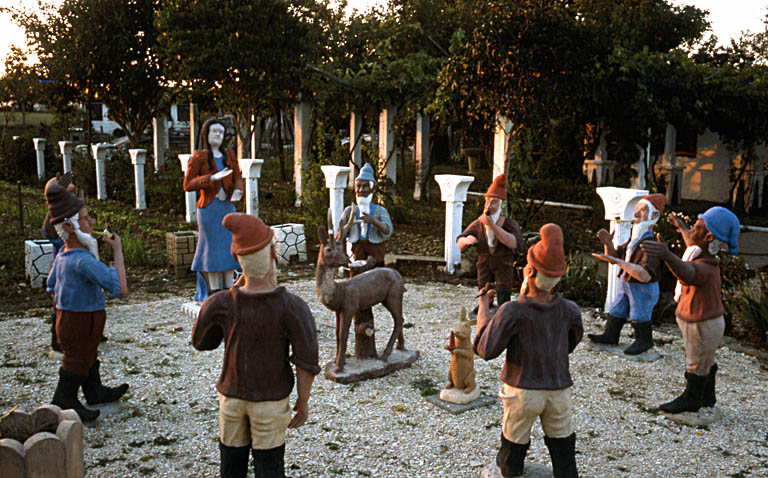 Groupe sculpté de Blanche-Neige et les sept nains, photographié en 1977.