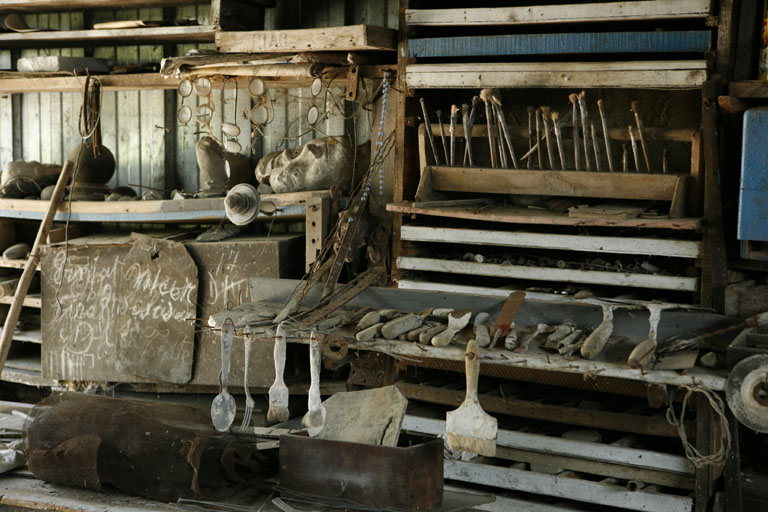Outils conservés dans l'atelier de Gabriel Albert, vue des étagères.
