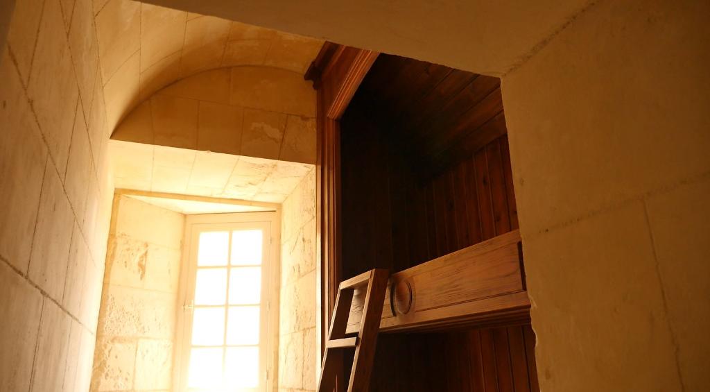 Vestibule, vue intérieure d'une des deux chambres des gardiens : détail du lit