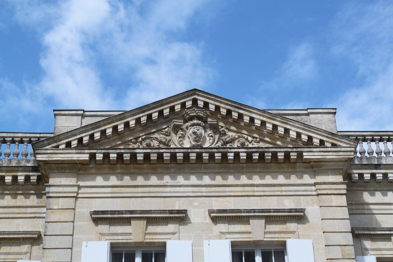 Château : façade orientale, détail du fronton.