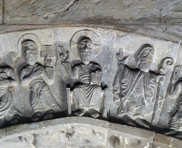 Élévation sud, septième travée, portail, claveaux centraux (15 à 17) : personnage nimbé tenant un livre, Christ assis bénissant et évêque.