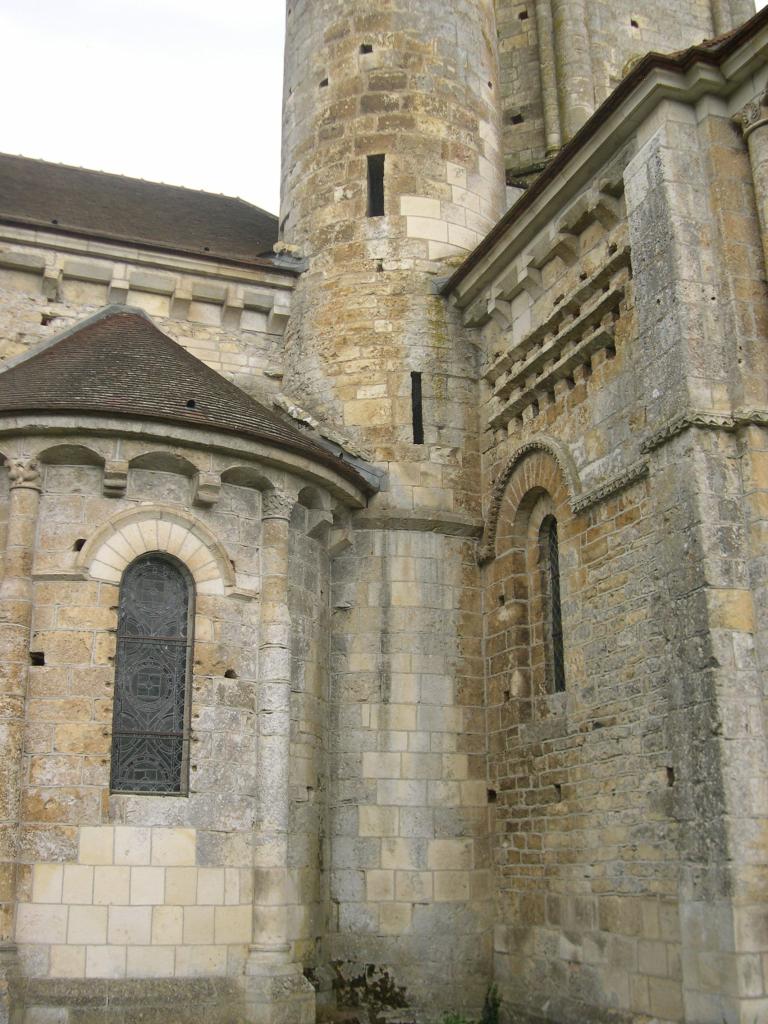 Élévation sud. Jonction transept, tour d'escalier du clocher et travée droite du choeur.