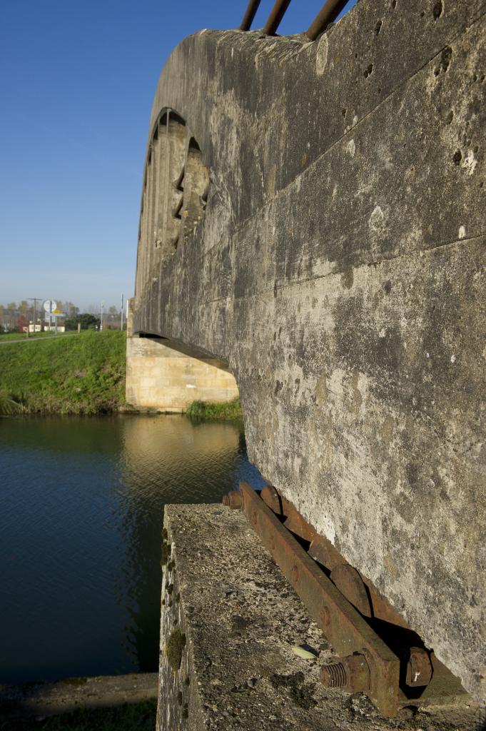 Pont routier de Loupiac : détail de la culée avec appui mobile.