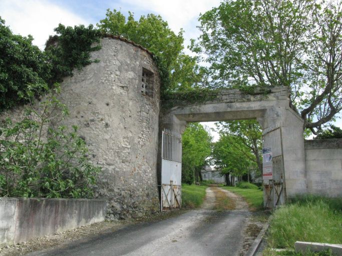 La tour ronde et le portail d'accès au château par le village au nord.