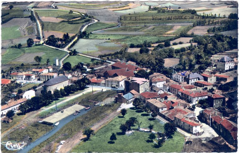 Vue aérienne du bourg et du port vers 1960.