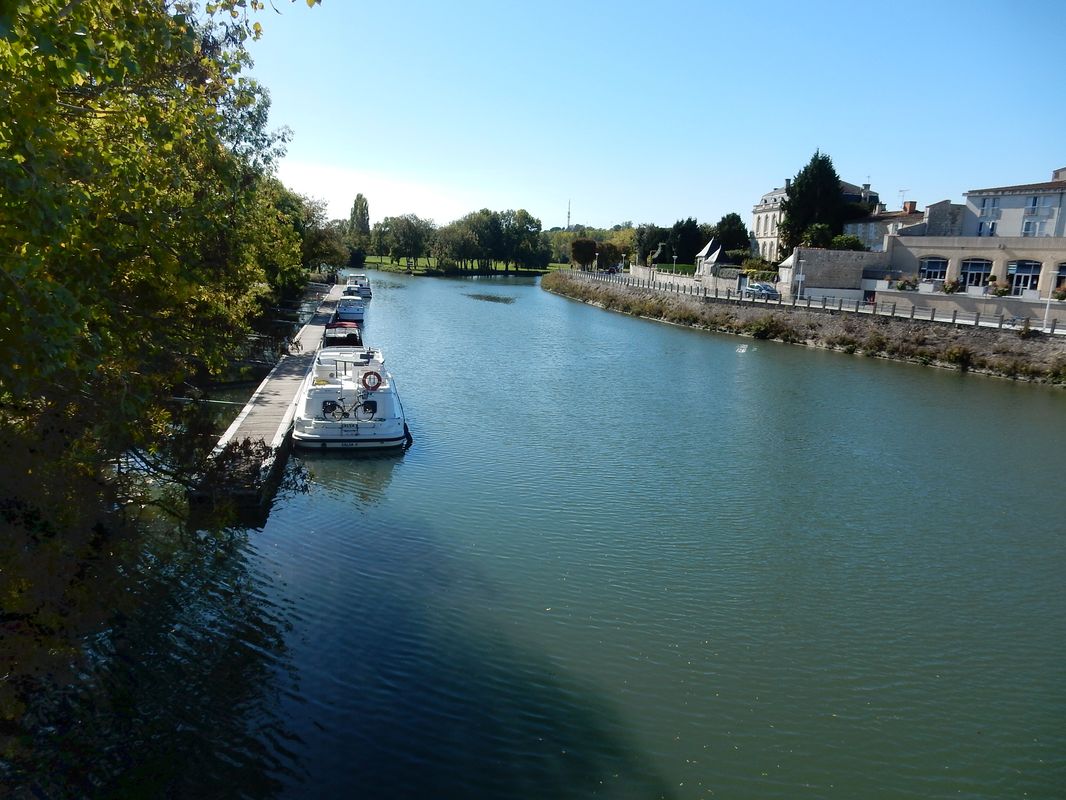 La Charente et ses quais en amont de la passerelle Saint-Pierre.