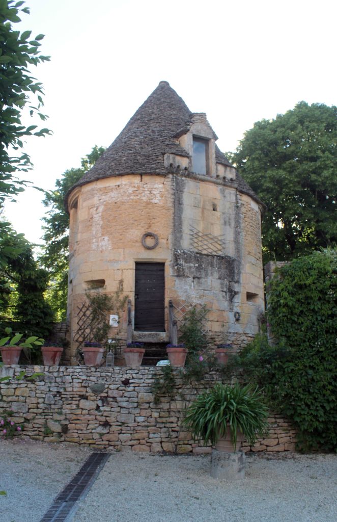 Vue de la tour occidentale de l'enceinte depuis l'ancienne basse-cour du château : porte d'accès.