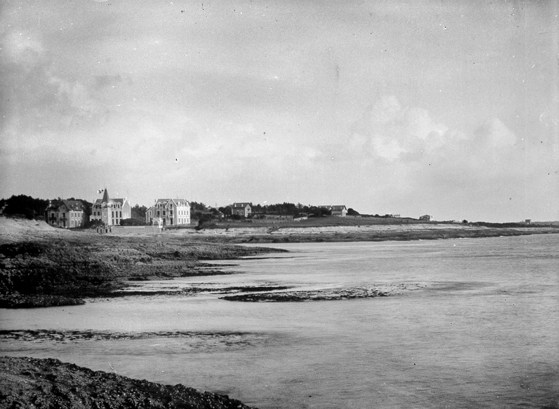 La côte de Saint-Palais vue depuis les Pierrières, en direction du sud-est, vers 1900.