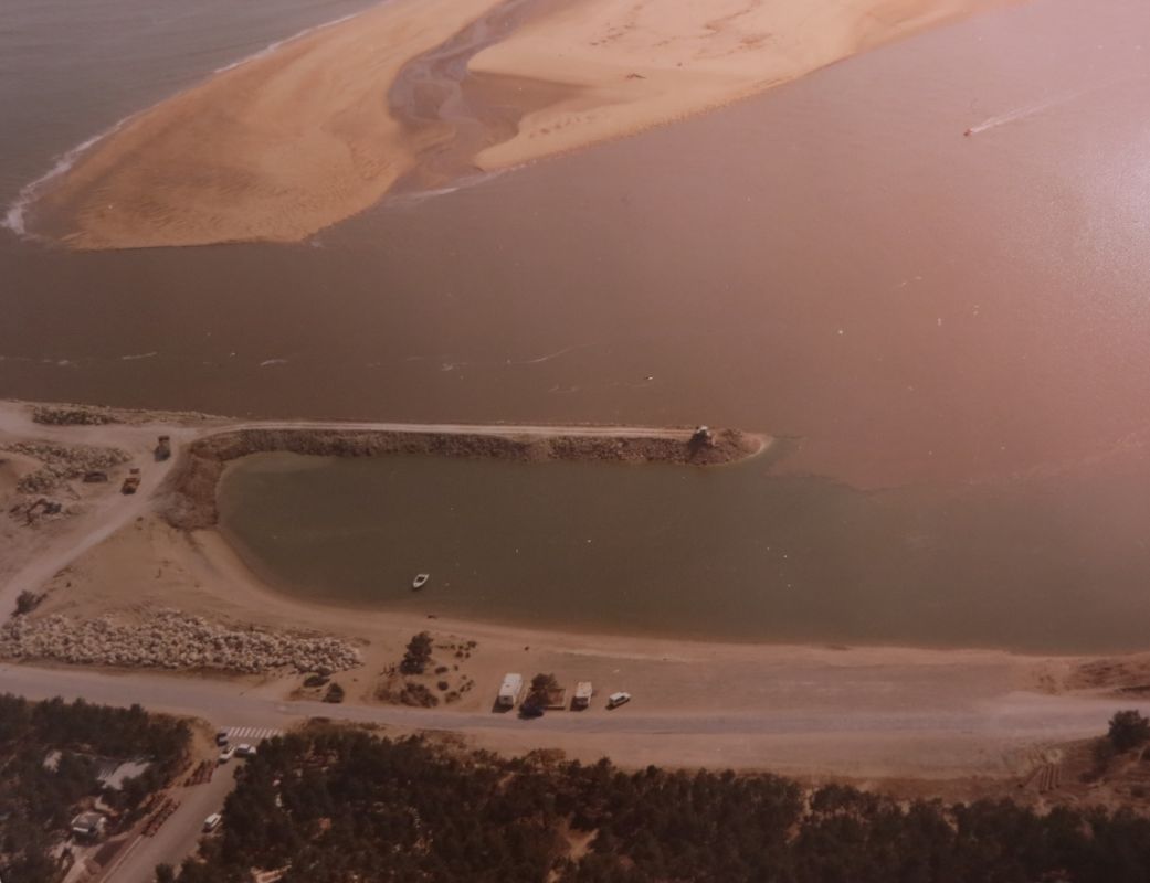 Vue aérienne des travaux d'aménagement du port, juin-juillet 1977 : construction de la digue est.