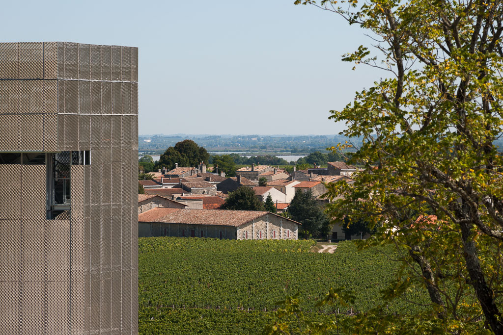Vue depuis la tour du château : tour panoramique, paysage viticole et village de Beychevelle.