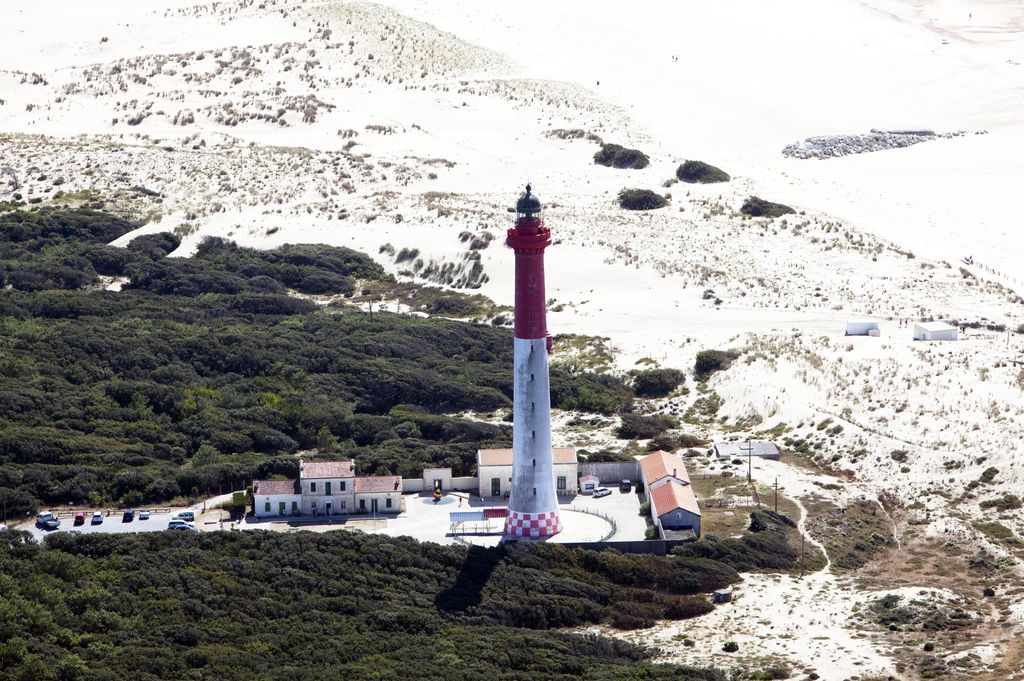Vue aérienne du phare, à la limite entre forêt et dunes, depuis le nord.