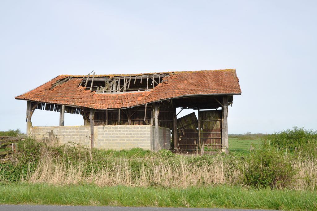 Hangar agricole en ruine au sud de la commune.