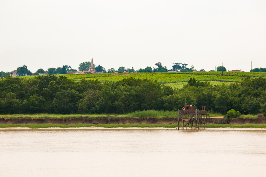 Vue depuis l'estuaire : carrelet et église au loin.