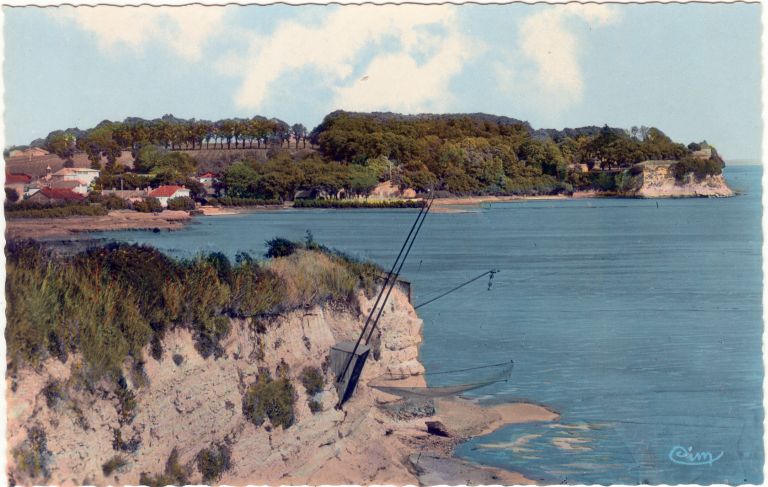 L'entrée du port, la côte et des carrelets près du Roc, vue aérienne vers 1960.