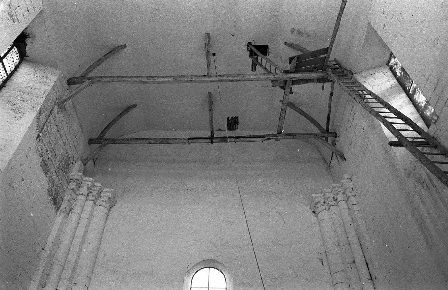 Charpente de la chapelle au niveau du chevet en 1978.