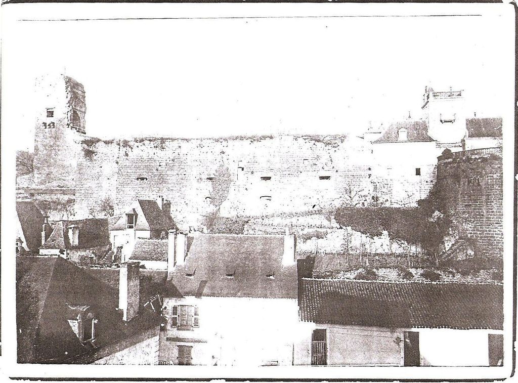 Photographie prise du sud-est, avant 1905 : la tour sud, les casemates et le logis.