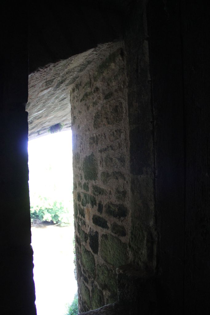 Vue de la tour arasée par la pose de la voûte portant la grande terrasse depuis la fenêtre de la pièce du sous-sol du 