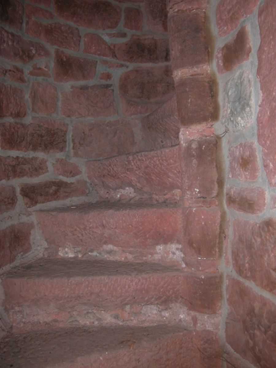 Petit escalier en vis donnant accès au sommet de la tour.