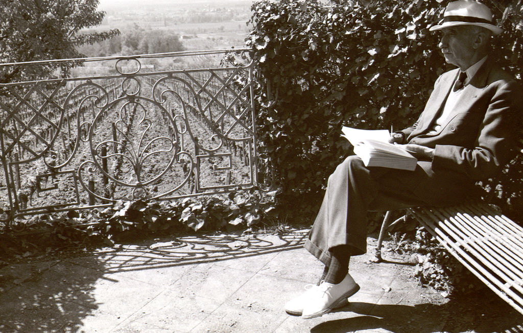 François Mauriac sur le banc du belvédère de la terrasse des charmilles, 14 avril 1955 (Centre François Mauriac de Malagar)