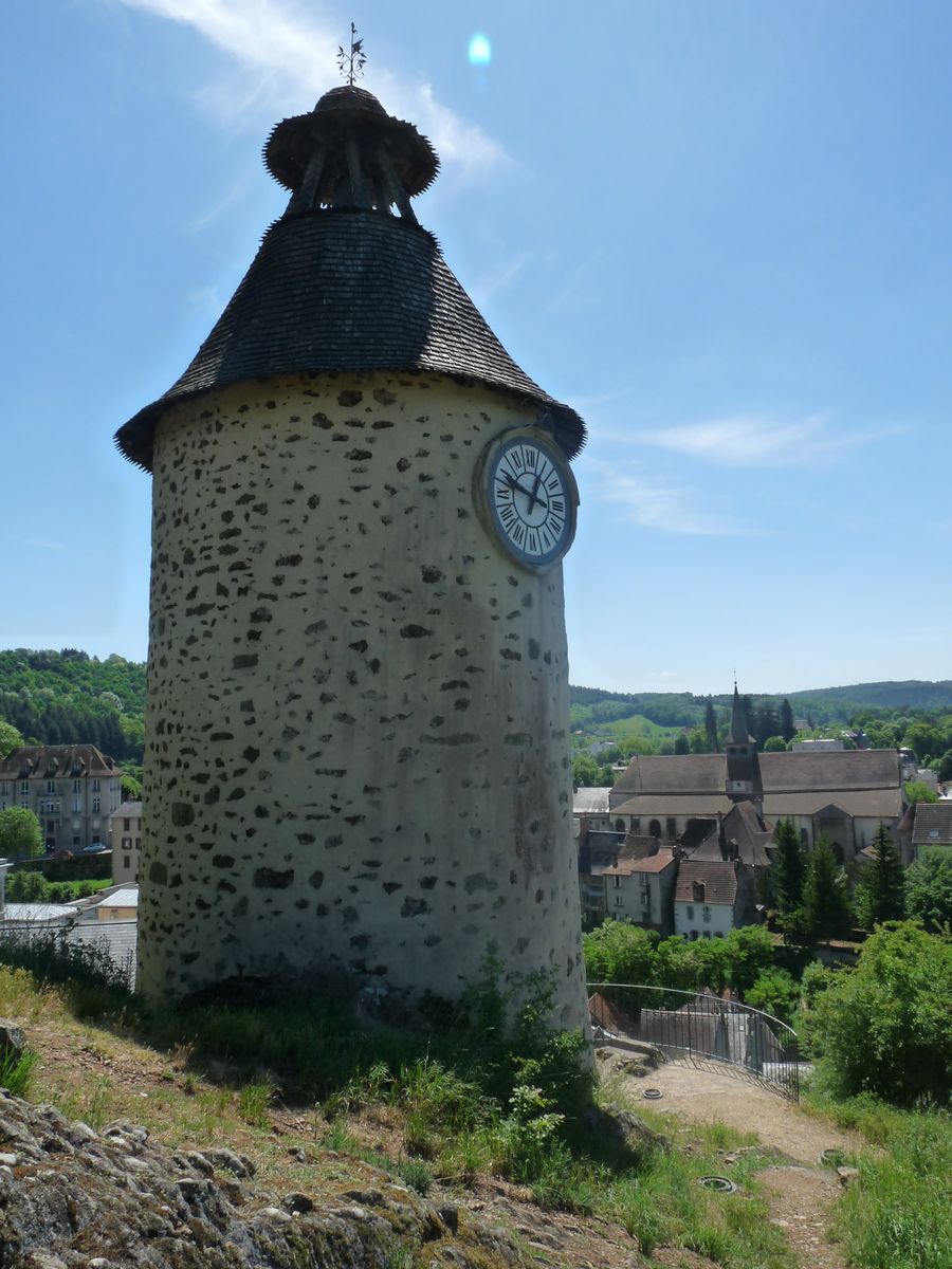 Vue générale de la Tour de l'Horloge, en direction de l'église Sainte-Croix.