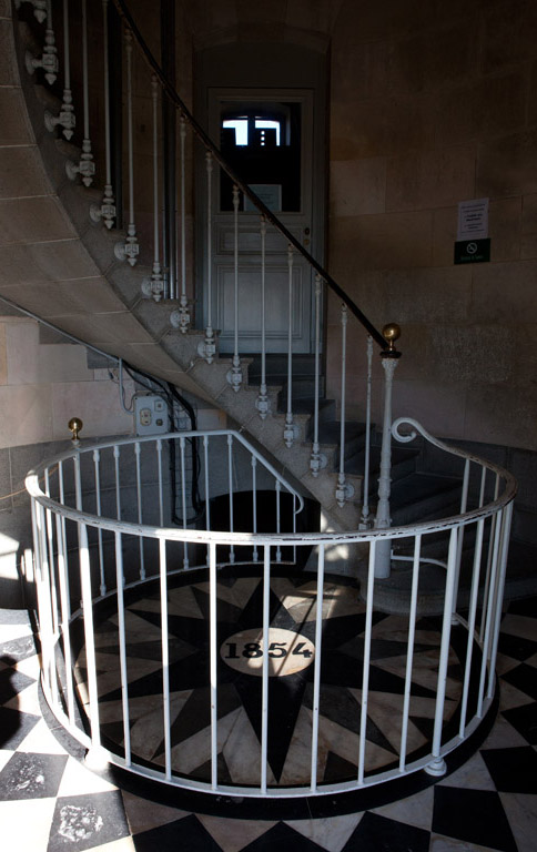 Escalier, avec date de construction, vue du bas.