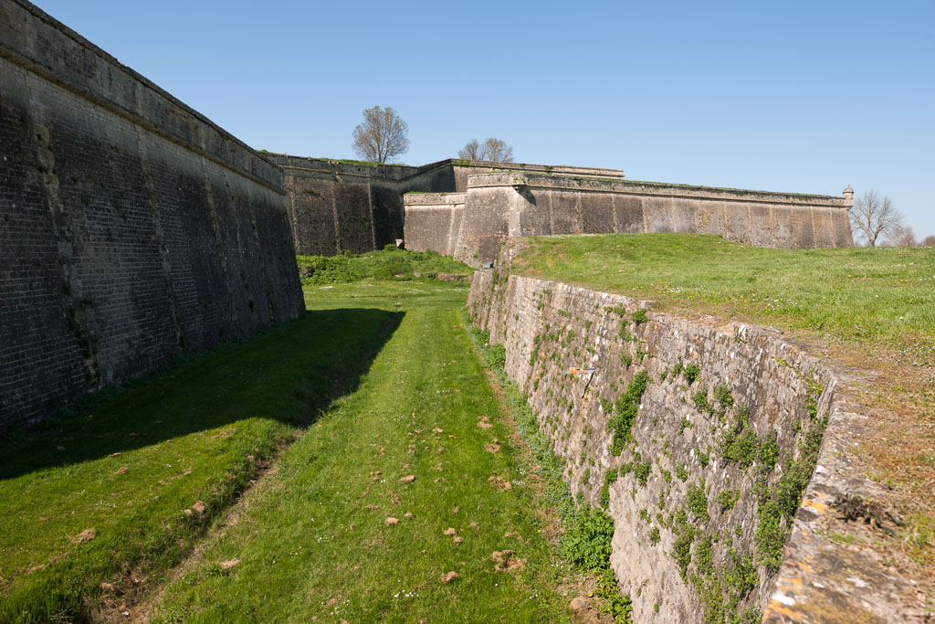 Vue du fossé de la demi-lune de la porte dauphine et bastion Saint-Romain depuis le sud.