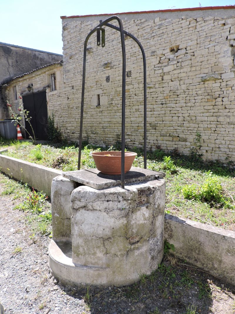 Le puits dans la ruelle devant le bureau de poste, vu depuis le nord-ouest.