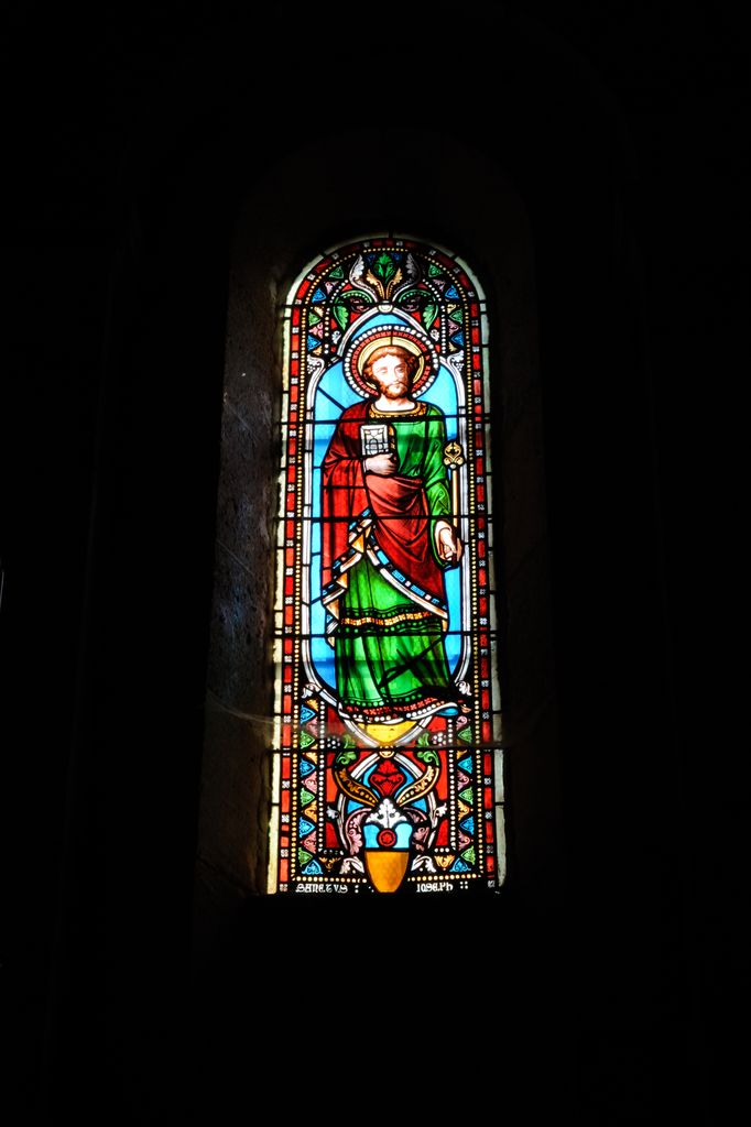 Chœur : vitrail représentant saint Joseph.