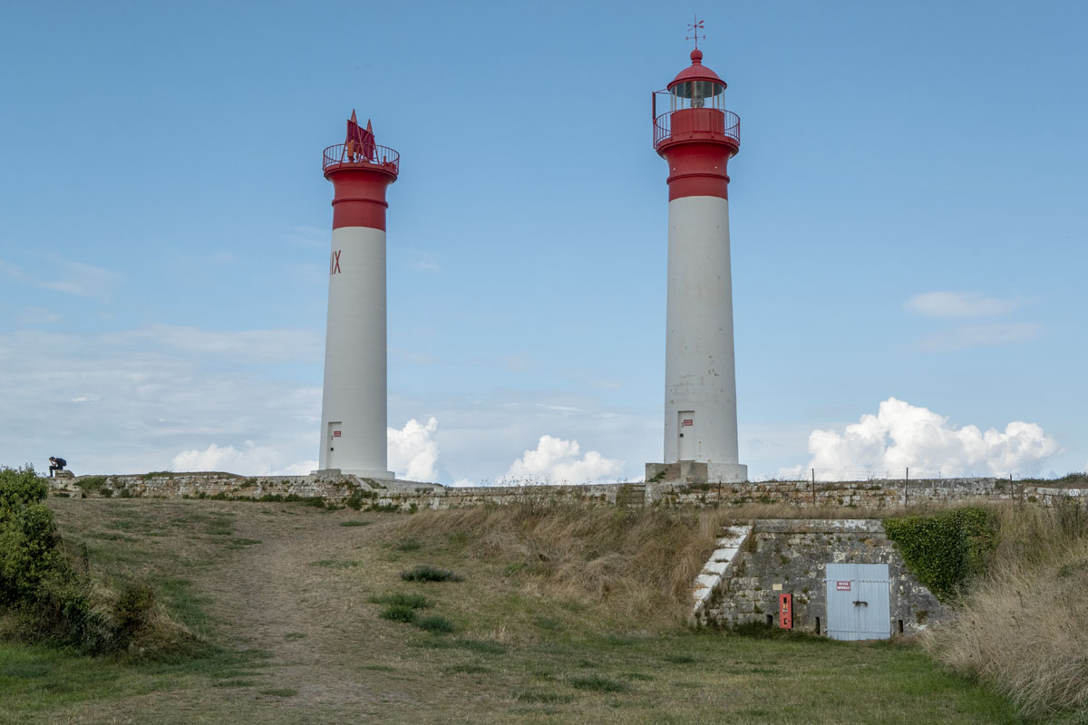 Le phare a été édifié au-dessus d'abris du fort. 