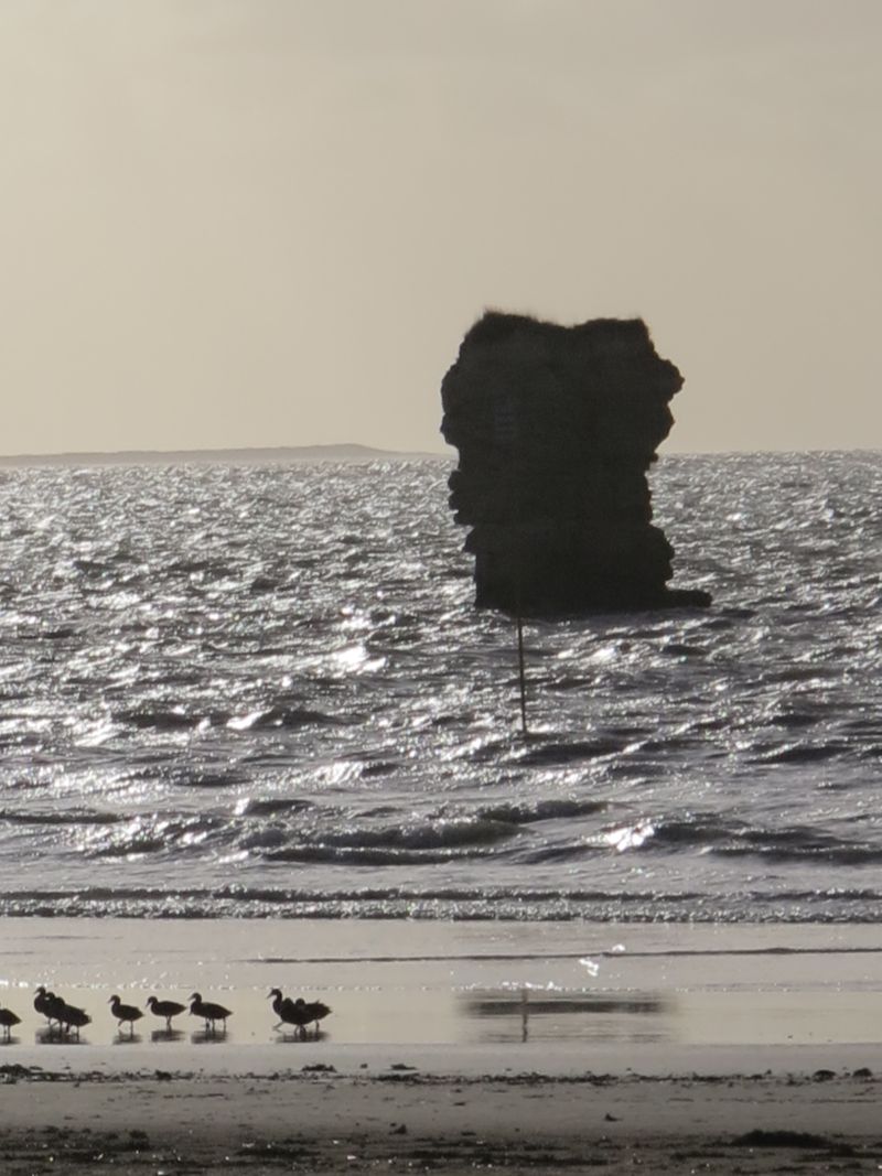 Les rochers de Vallières vus depuis la plage.