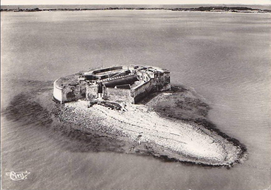 Vue aérienne du fort alors que le pare-éclats est toujours présent devant la façade des casemates. Crate postale Cim, vers 1970. 