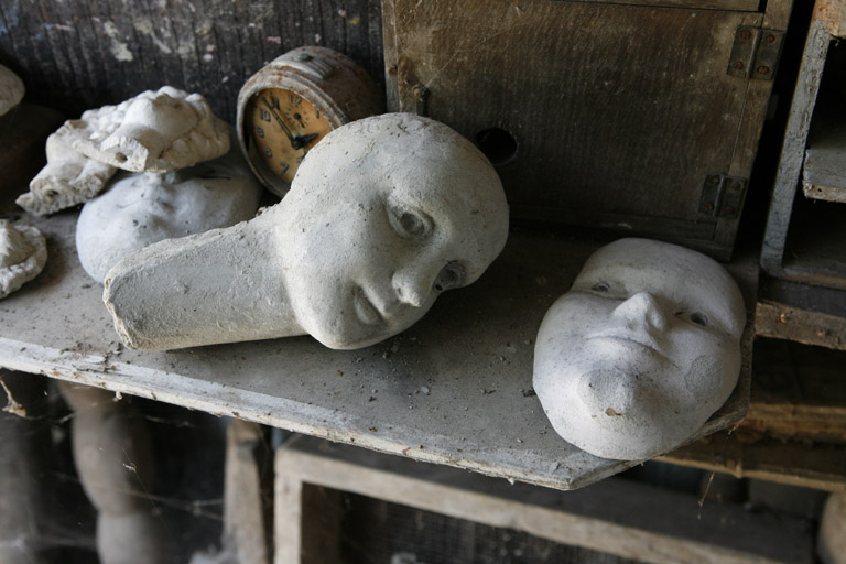 Intérieur de l'atelier de Gabriel Albert, détail de visages ou têtes humaines.