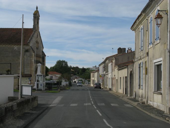 La rue principale devant l'église.