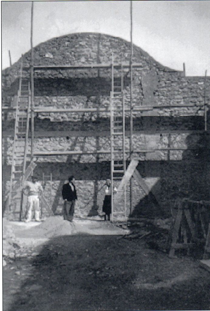 Photographie de la construction du fronton, en 1957.