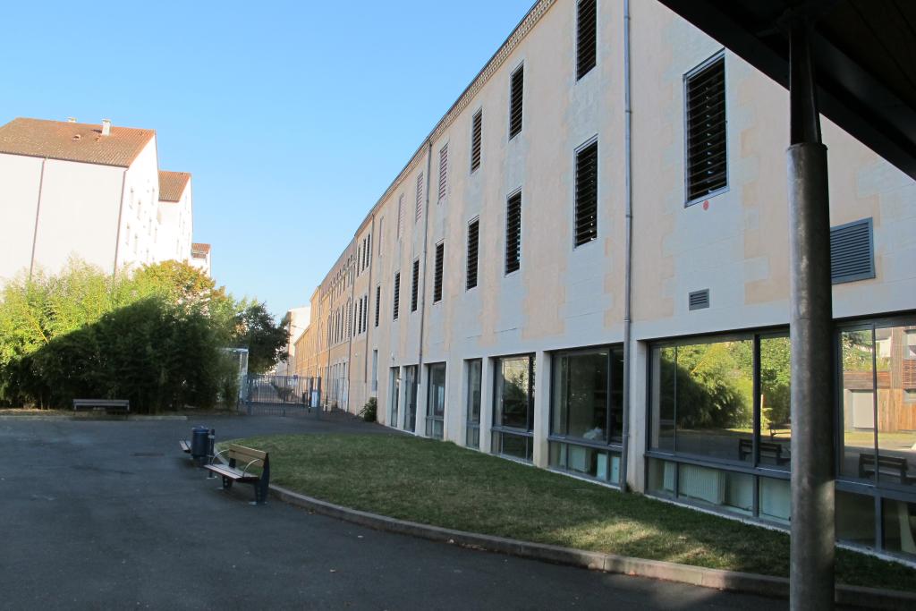 Vue d'ensemble de l'élévation ouest du lycée et collège (bâtiment A)..