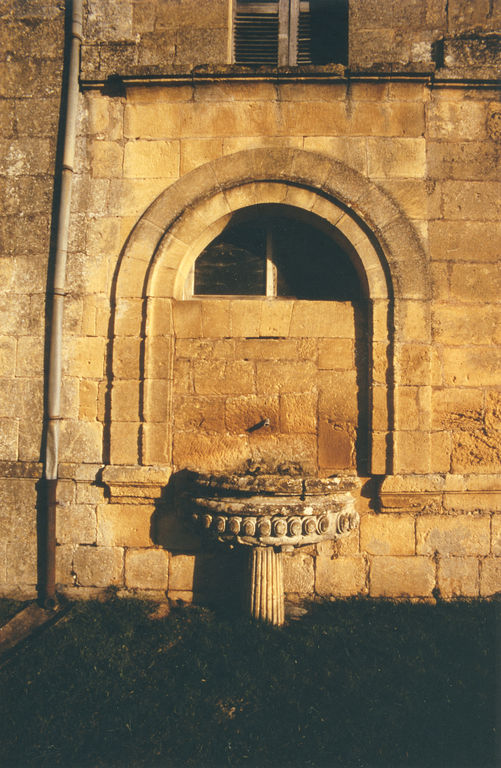Fragment d'une vasque et d'une colonnette de la fontaine monumentale disparue posé en applique contre le mur gouttereau sur cour de l'aile droite (est). Cliché CRMH.