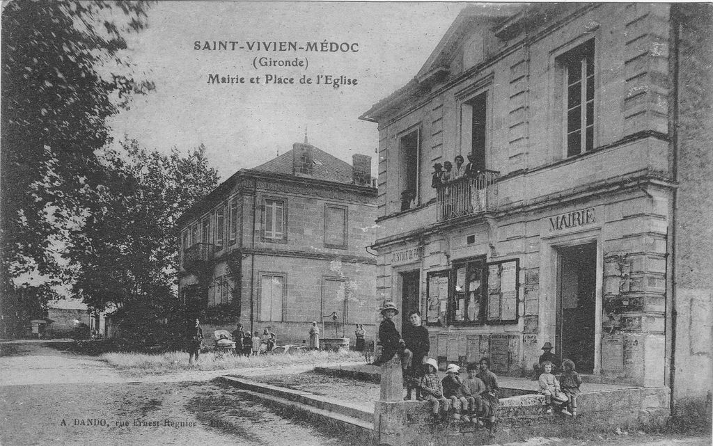 Carte postale (collection particulière) : ancienne mairie (détruite), début 20e siècle.