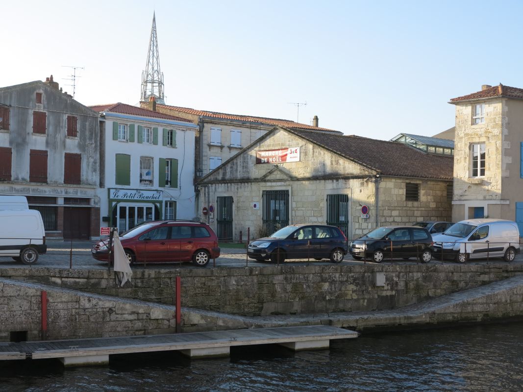La halle aux poissons et la place qui la précède à l'est, le long du quai, vues depuis le nord-est.