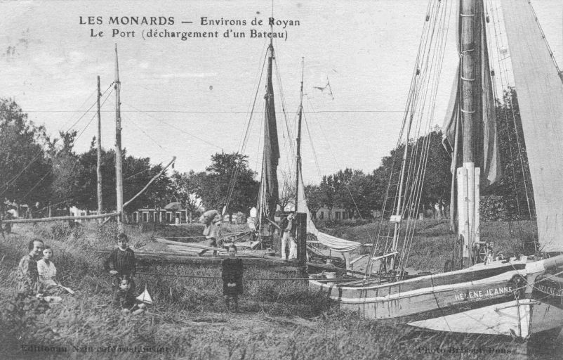 Déchargement d'un bateau dans le port des Monards, carte postale du début du 20e siècle.