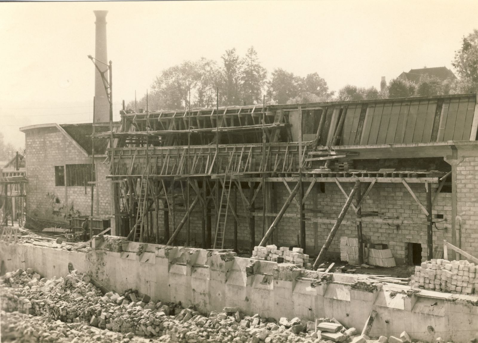 La reconstruction de l'usine Sallandrouze, dès 1948. Les sheds en cours de construction, dans la partie ouest du site (coll. part.) 