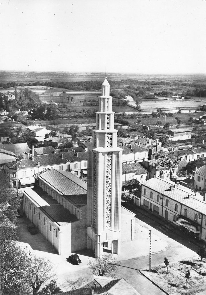 Carte postale (collection particulière) : vue aérienne de l'église avec clocher reconstruit, 3e quart 20e siècle.